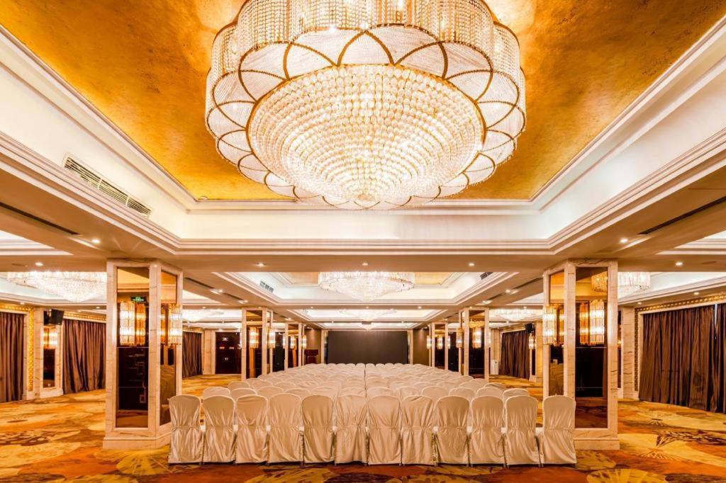 Chengdu Rising Butterfly Hotel Exterior photo